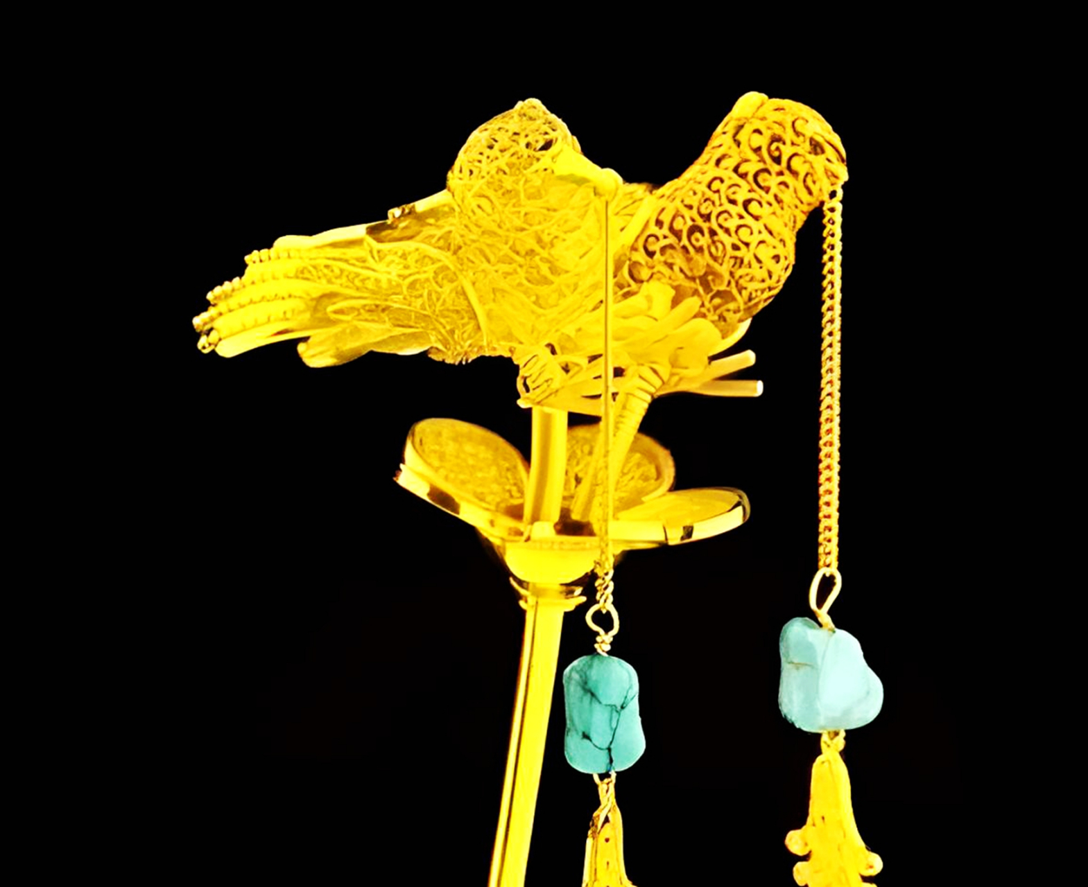 一位老太婆带了一个金簪子来鉴定宝物,专家却说是假的,建议销毁!