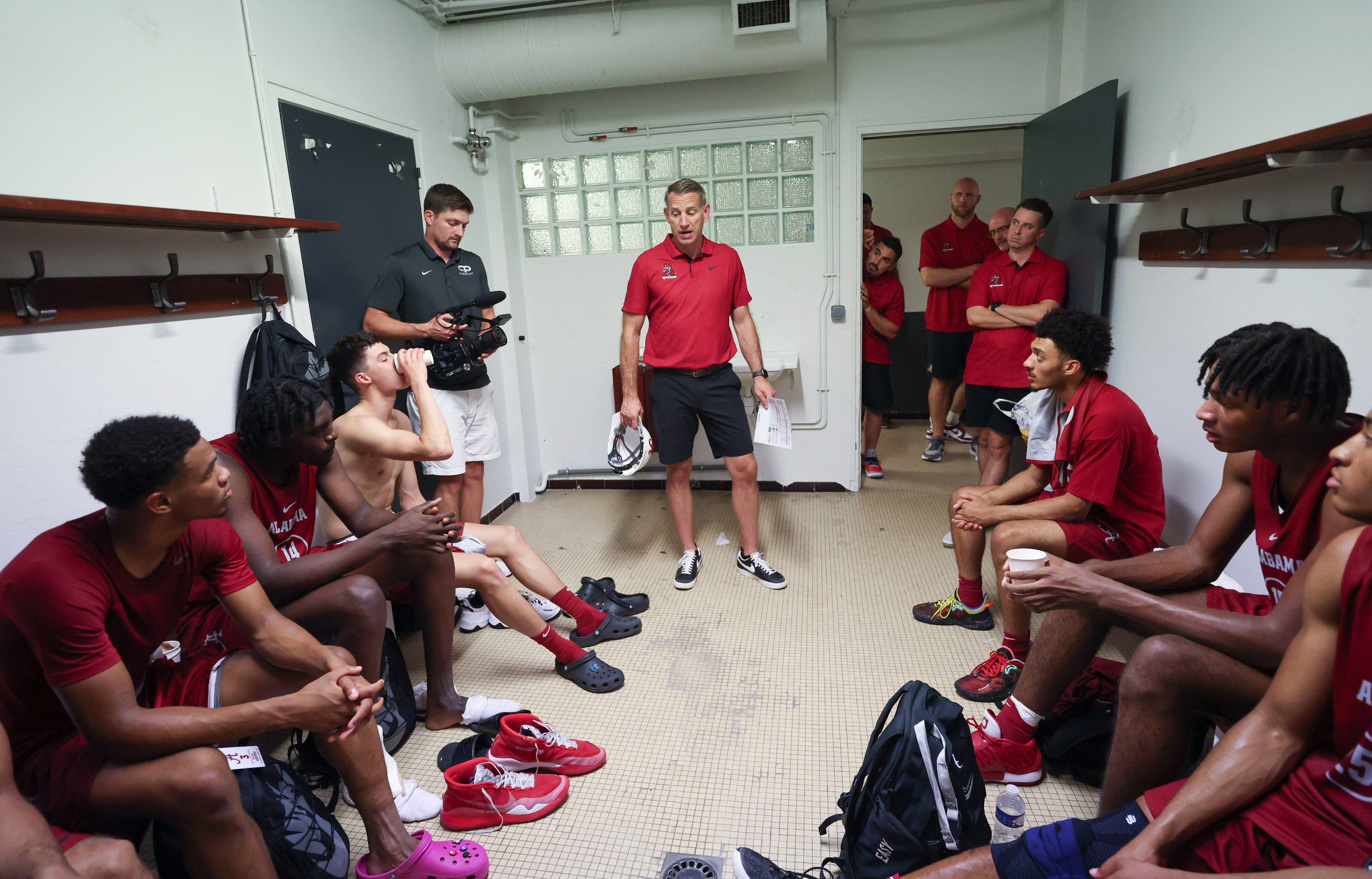 美大学生队更衣室庆祝曝光:击败中国男篮太开心 直言巨大胜利