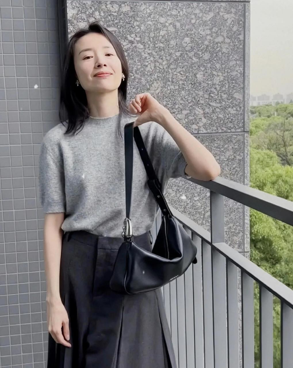 董洁[超话]#董洁私服穿搭look~真是简简单单显气质~半袖毛衫搭配休闲