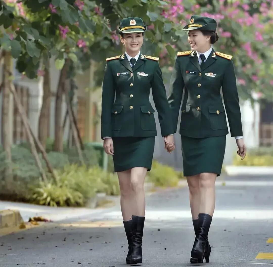 越南陸軍兩位女兵,穿著新配發的夏常服,從樣式上看很像07式軍服