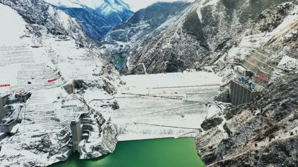 我国第三大水电基地雅砻江梯级电站春节期间建设忙