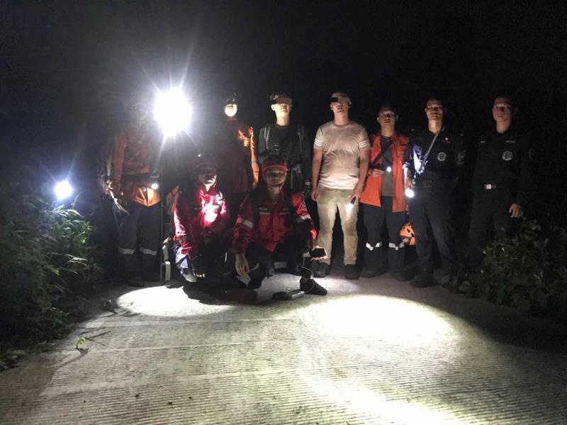 深晚報道|兩名登山客被困排牙山,大鵬警方11小時成功救援