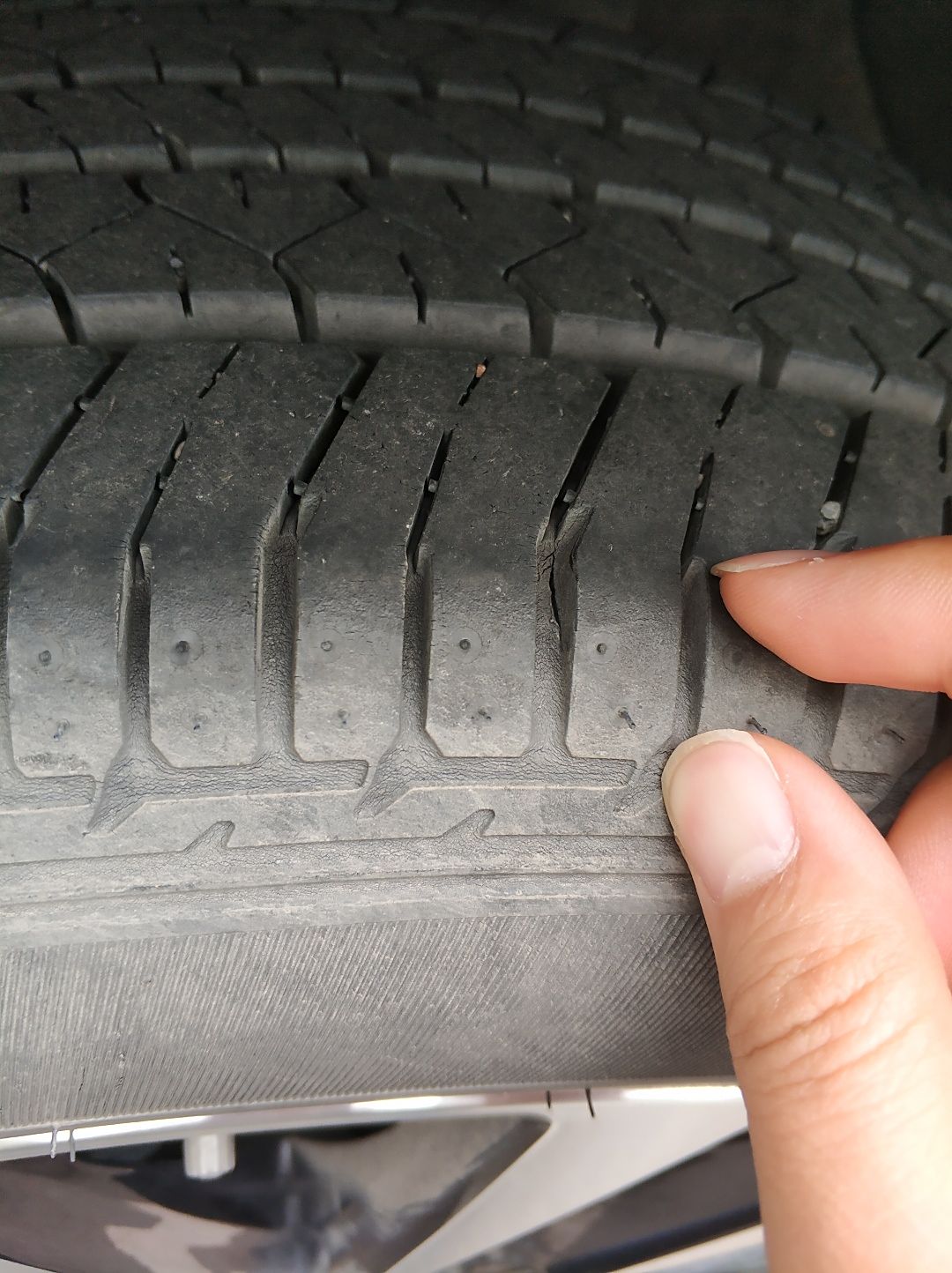 当裂纹细微且仅出现在轮胎的胎面时,这通常是由于正常的老化或磨损