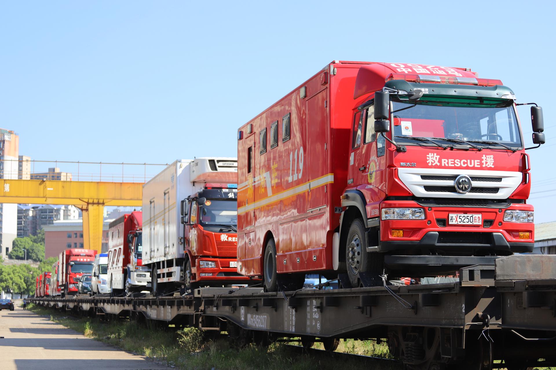 11辆救援车辆和56名抢险救援人员!湖南开出首趟增援河南抗洪抢险专列