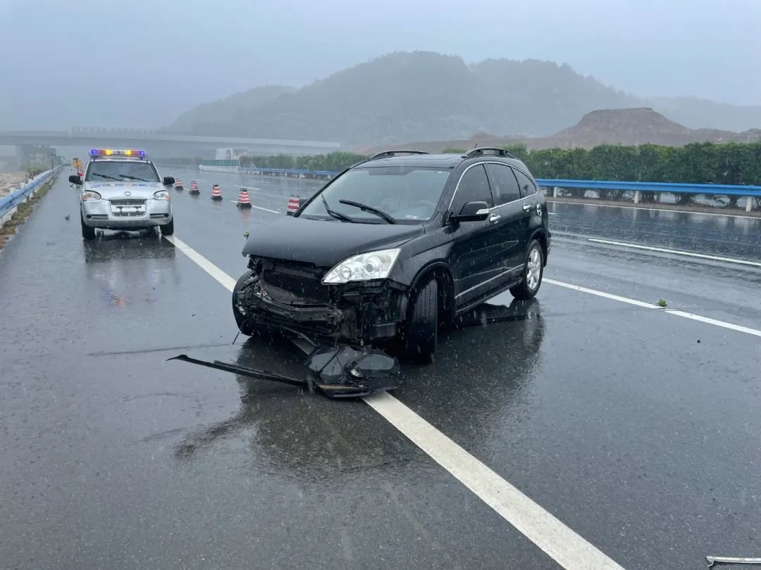 导致事故发生下面我们来看看这起发生在雨天的交通事故5月26日,信阳中