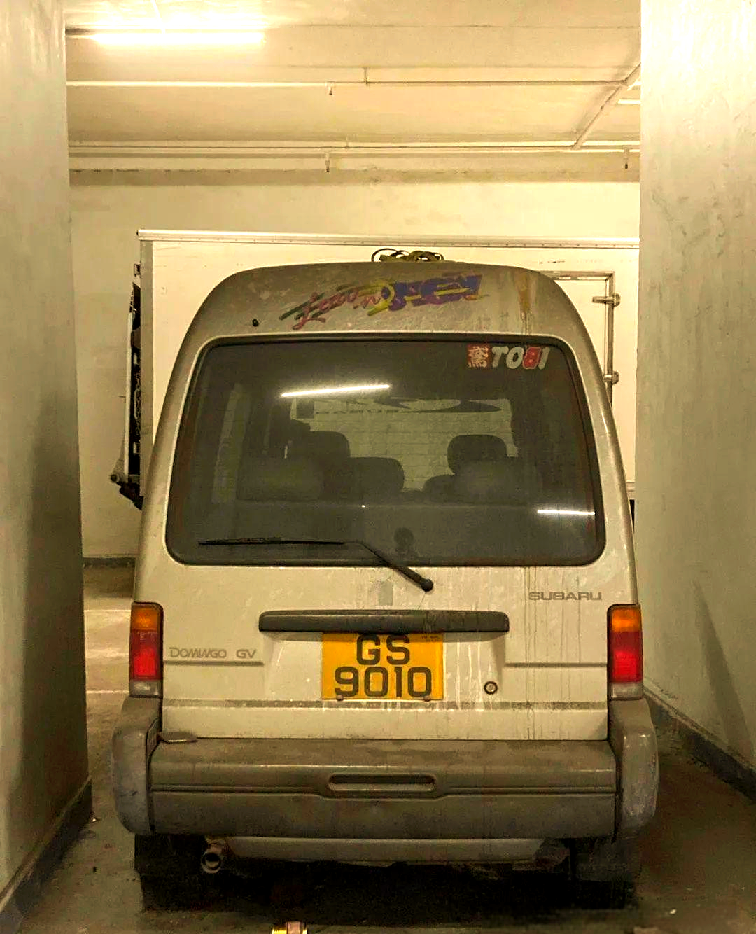 香港车库惊现布满灰尘的面包车,车标独特尾标为斯巴鲁