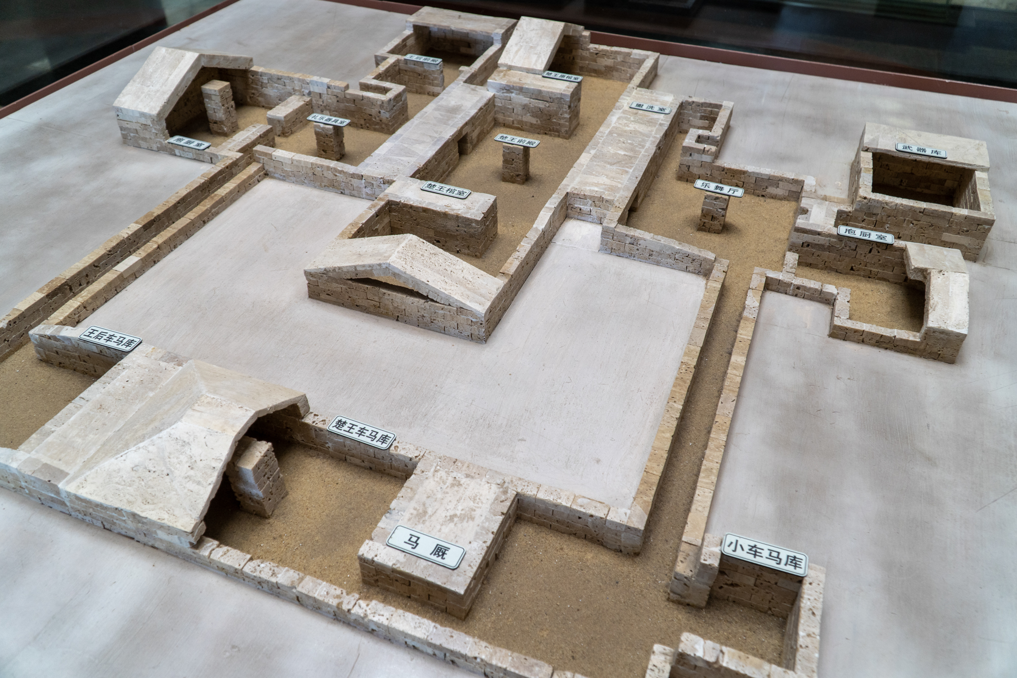 1981年江苏发现龟山汉墓,墓主身份成谜,2100年前能有高科技?