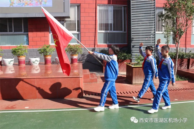 西安市莲湖区机场小学举办2022年二年级入队仪式