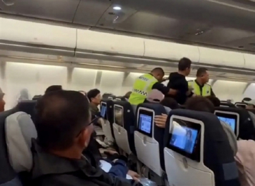 男乘客疑拍打空姐臀部被带离机舱 马航回应：正全面调查此事