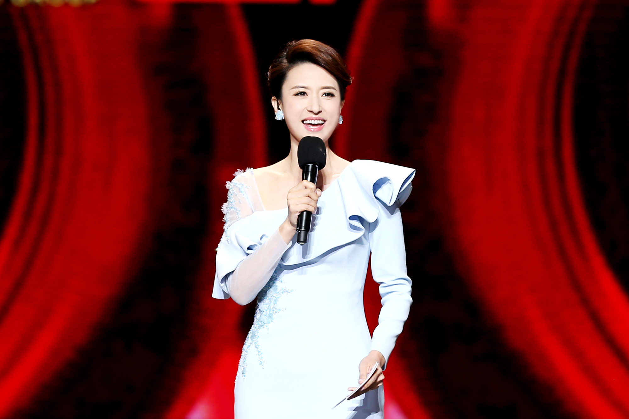 央视新面孔出场次数增多,中生代主持人竞争力下滑,未来何去何从