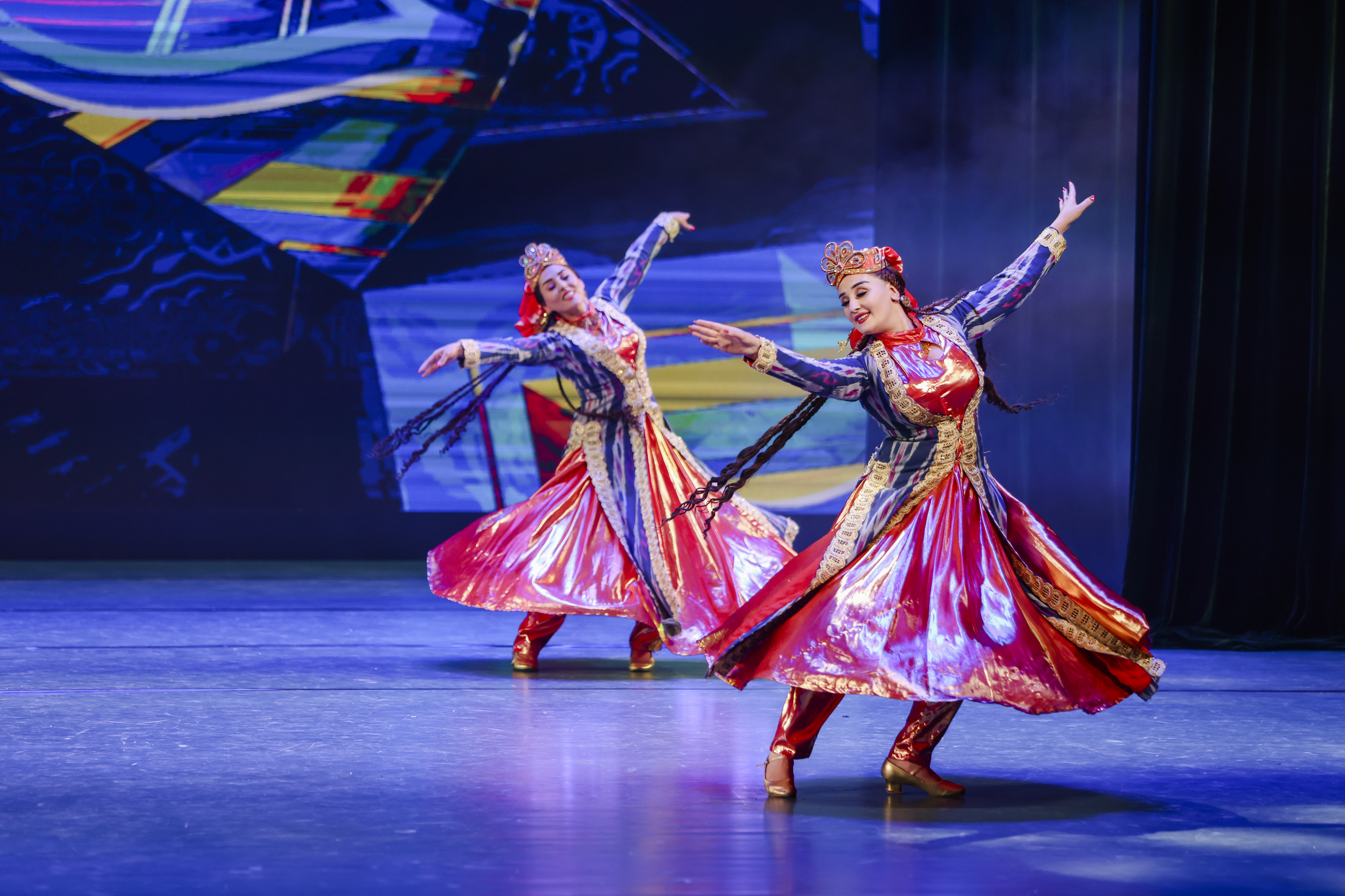 (文化)塔吉克斯坦歌舞晚会《绚丽多姿》在乌鲁木齐上演