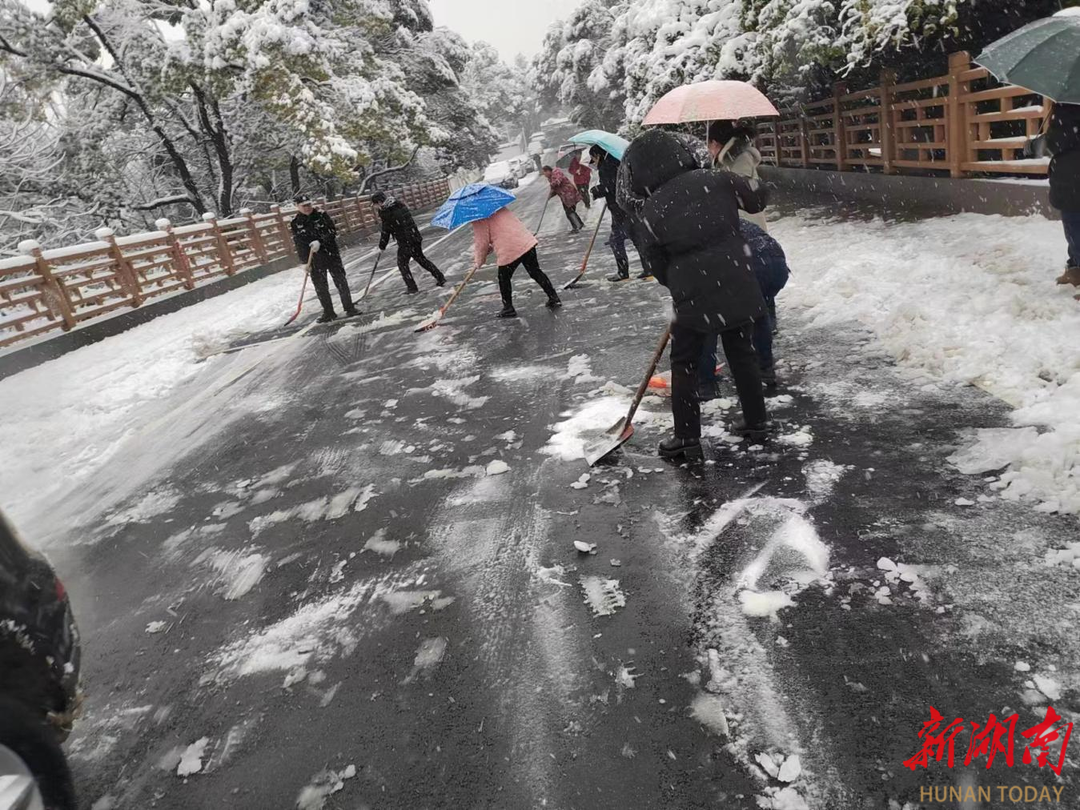 应雪而战 南托街道护航出行安全