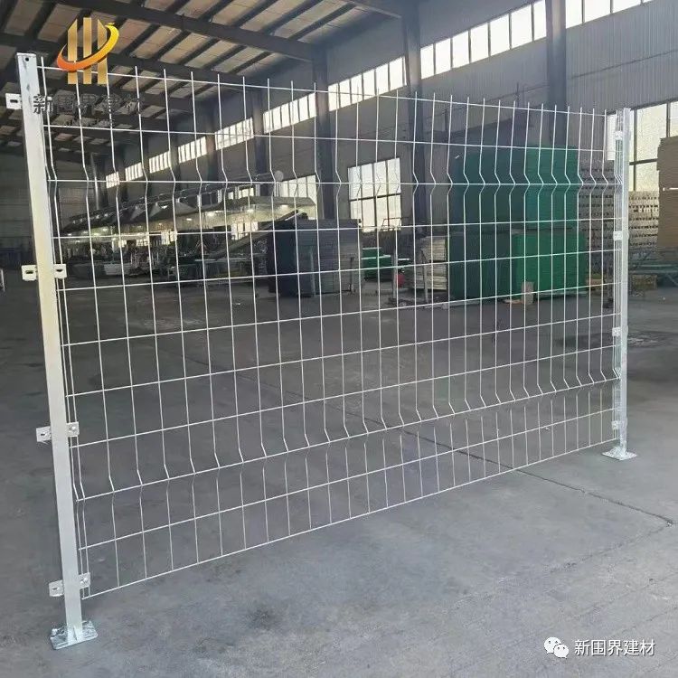 热镀锌双边丝护栏网,室外场地网栏焊接网,折弯隔离围栏网的应用