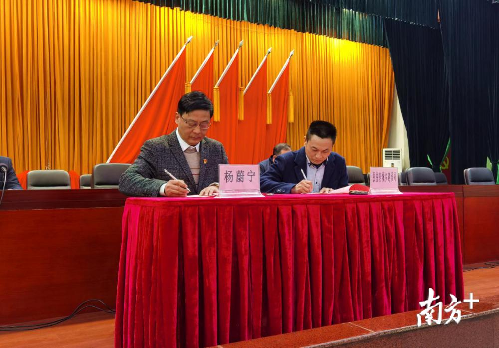 让老问题解决有新突破|连山县委书记与创文单位签订责任书