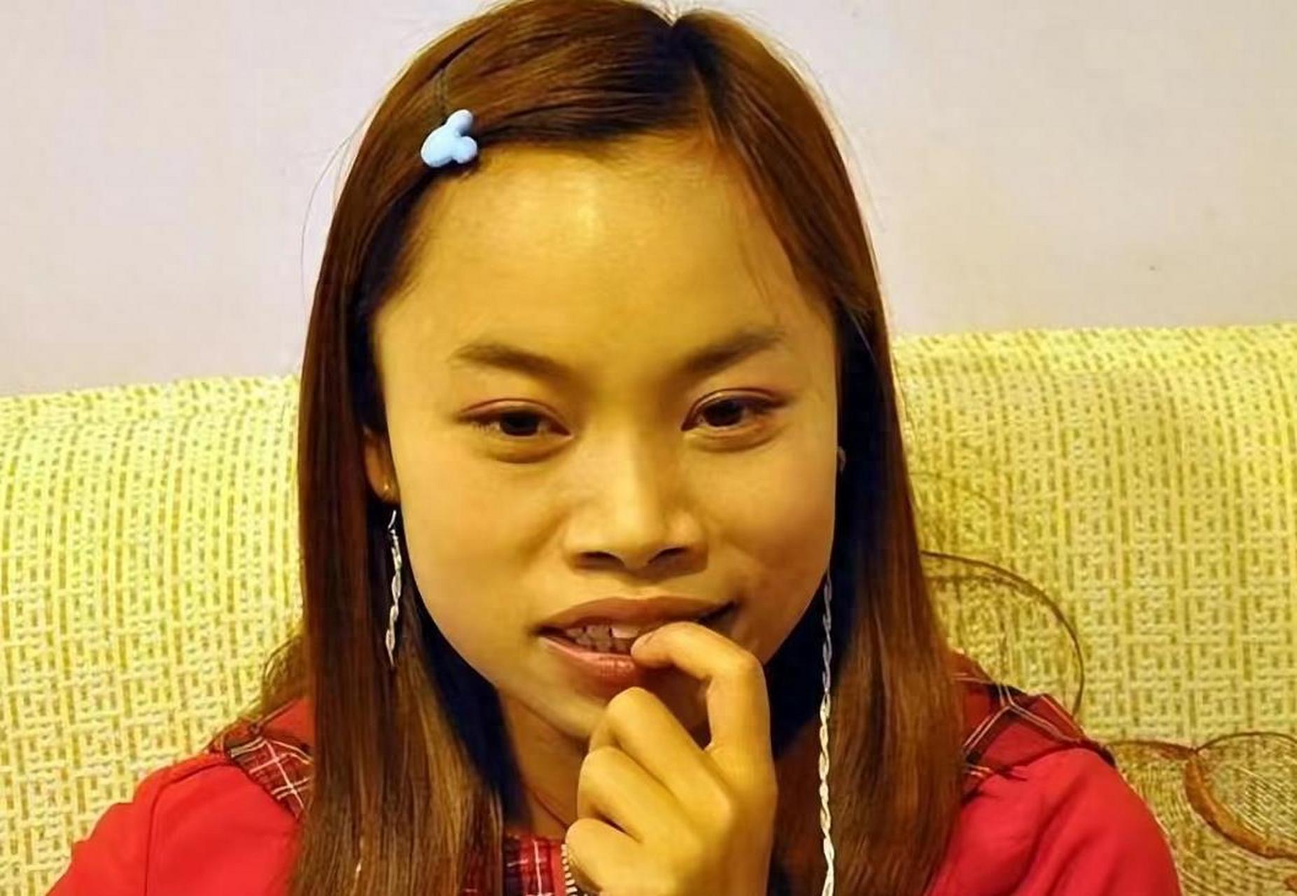 779月26日,网红凤姐在美国坐地铁被偶遇,背千元包模样变美丽,月薪超