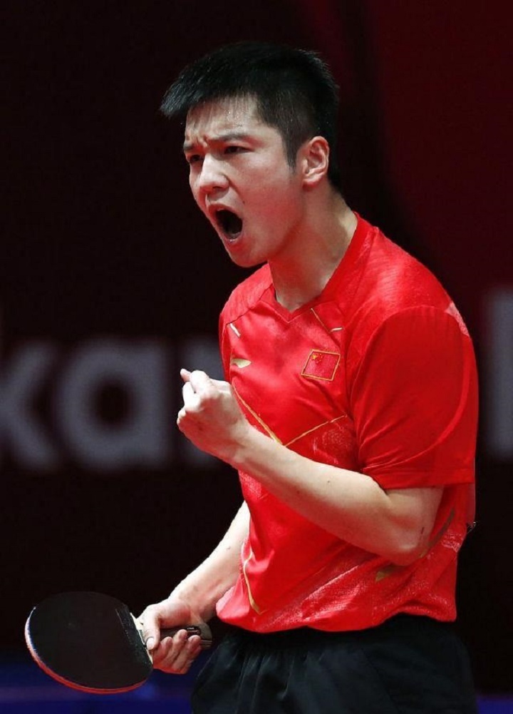 许昕最暴力一球,樊振东的球拍都脱手了