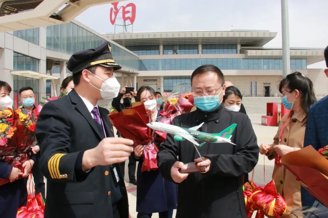 市财政局调研员张明煜,庆阳机场公司总经理彭宁及相关领导,嘉宾一起为