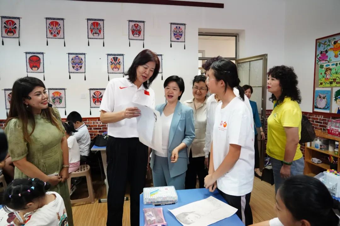 郎平:我很喜欢冻嘉灿送我的肖像画!