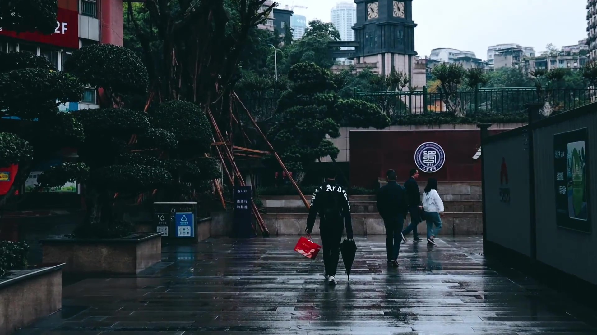 之後便是馬嘉祺三人的背影,可見在一個下雨天張真源揹著書包拿著雨傘