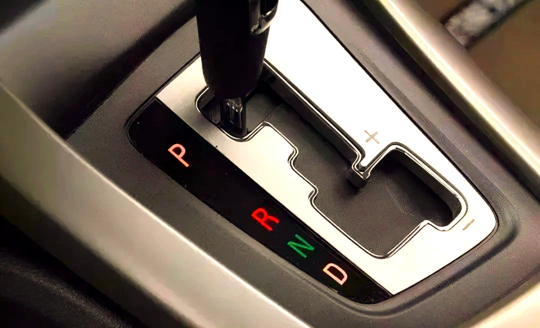 新手司机应熟悉自己车辆的刹车距离,刹车踏板力度等关键参数,从而更