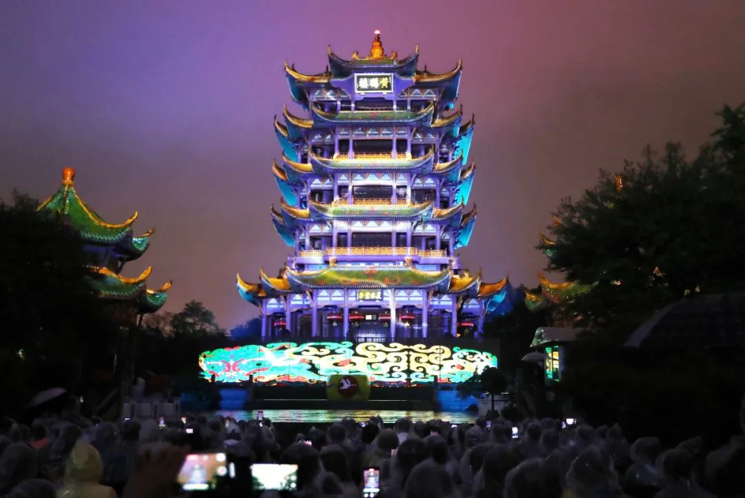 百城百名總編雨中夜上黃鶴樓:感受到英雄城市的氣魄