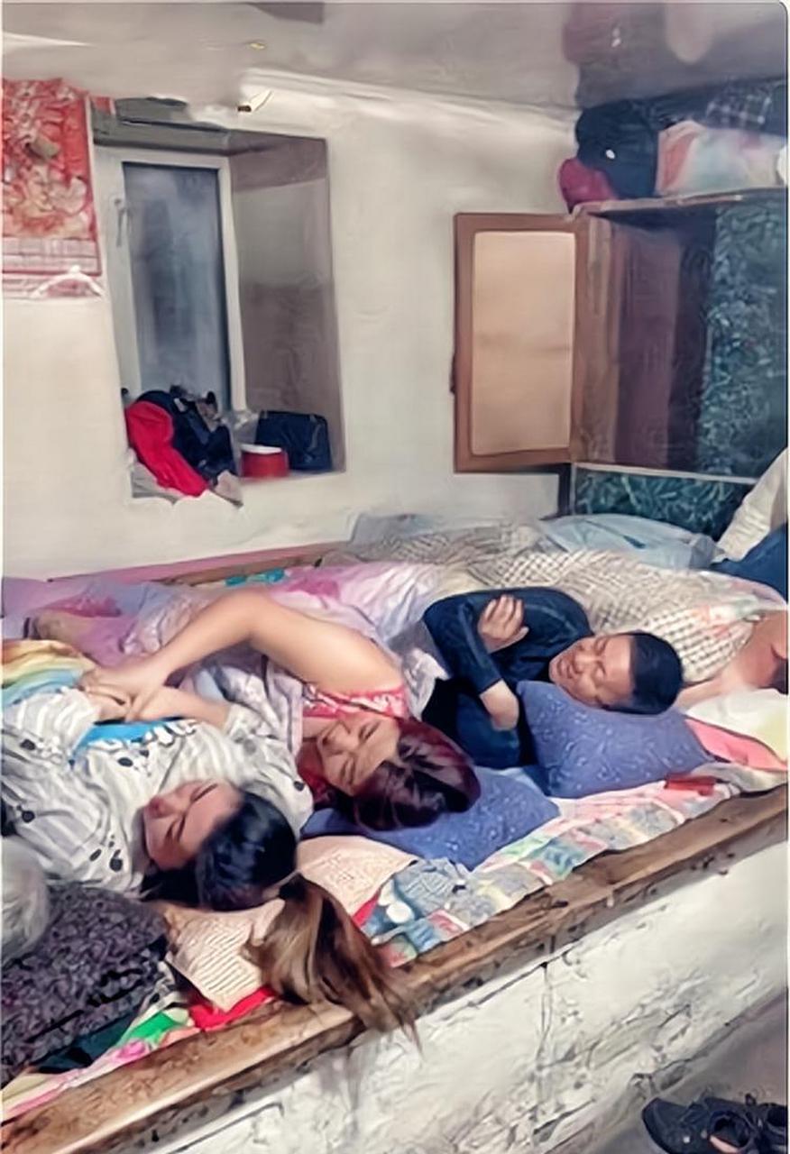 农村里的大通铺,冬天男女老少挤在一起很暖和.