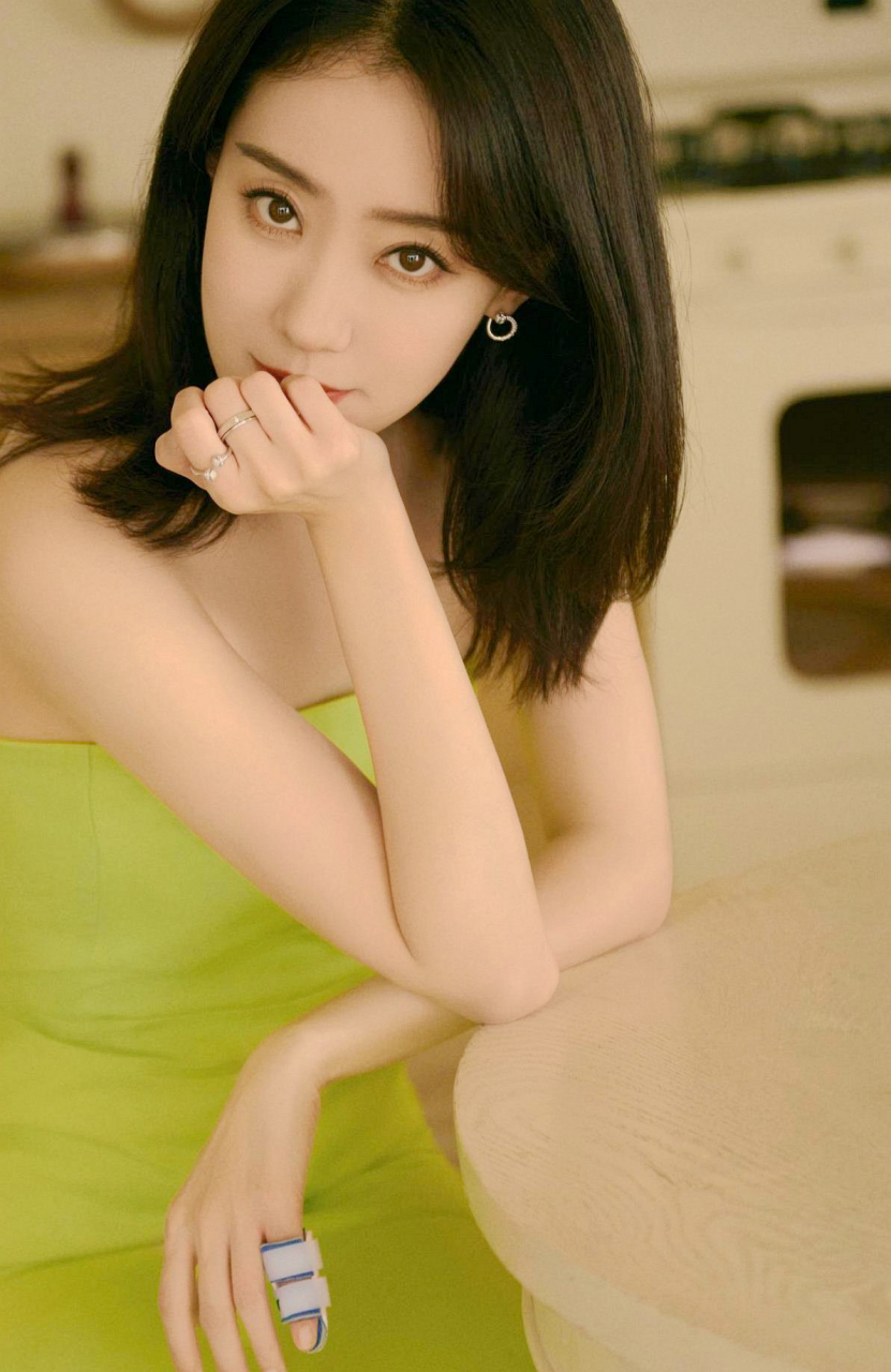 张小斐的牛油果色抹胸连衣裙充满夏日气息!