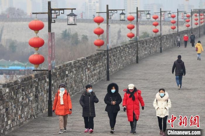 民众登上南京明城墙踏太平走百病