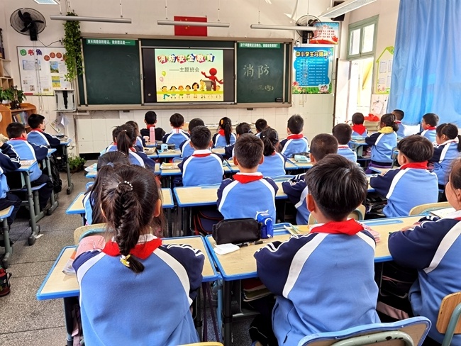 防患未"燃",安全"童 "行——昆阳五小开展消防演练活动