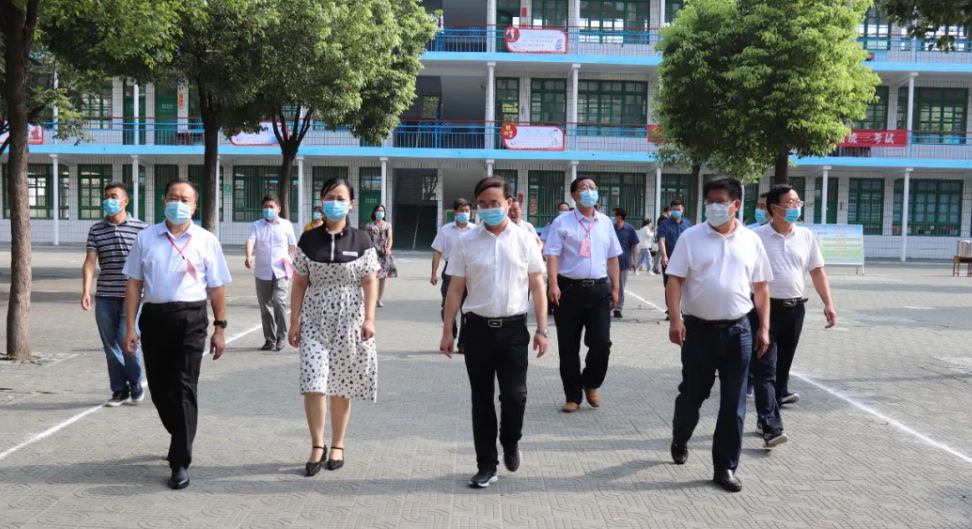邓州市副市长刘红梅率招委成员单位察看指导高考前