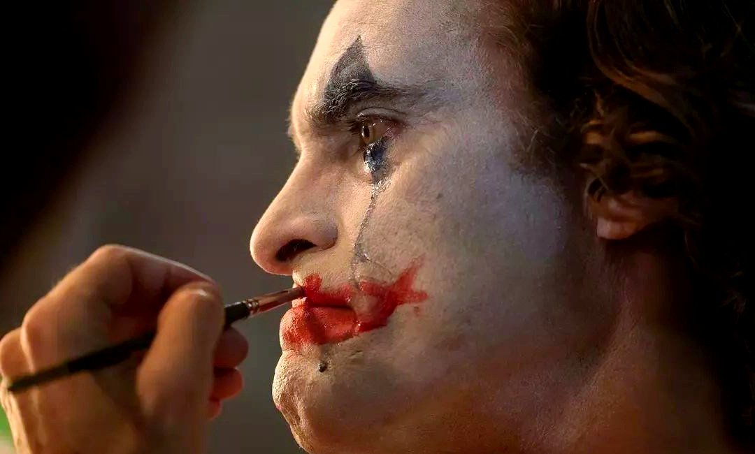 《小丑》电影热议:小丑的起源与社会的反差