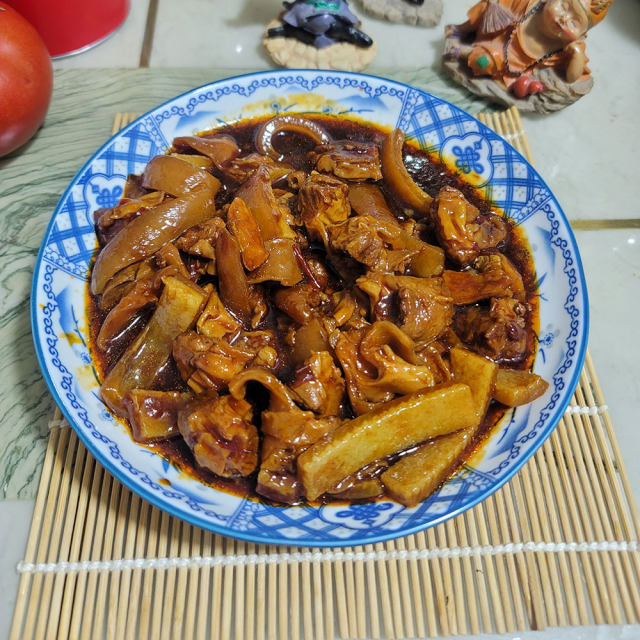 辣豆瓣酱烧护心肉,软烂入味,色泽红亮,很有食欲