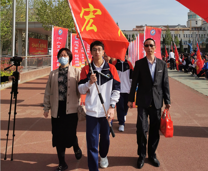 招生咨询群启动!烟台四中举行高三学子成人礼