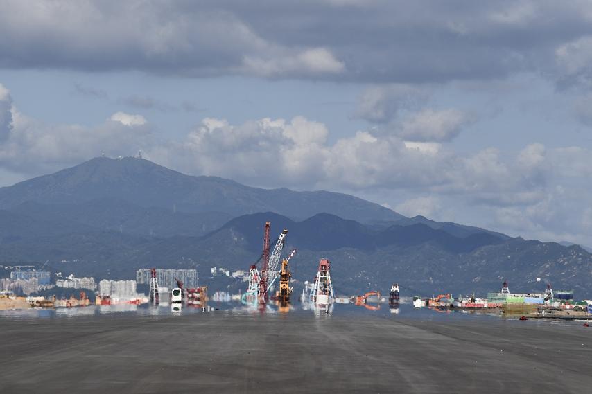 香港国际机场第三跑道铺设工程举行竣工典礼