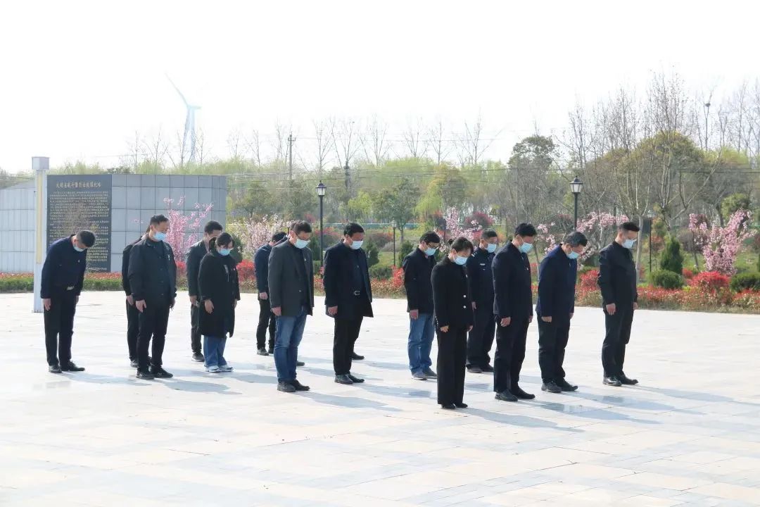 苏嘴镇在大胡庄八十二烈士陵园开展清明代祭扫活动