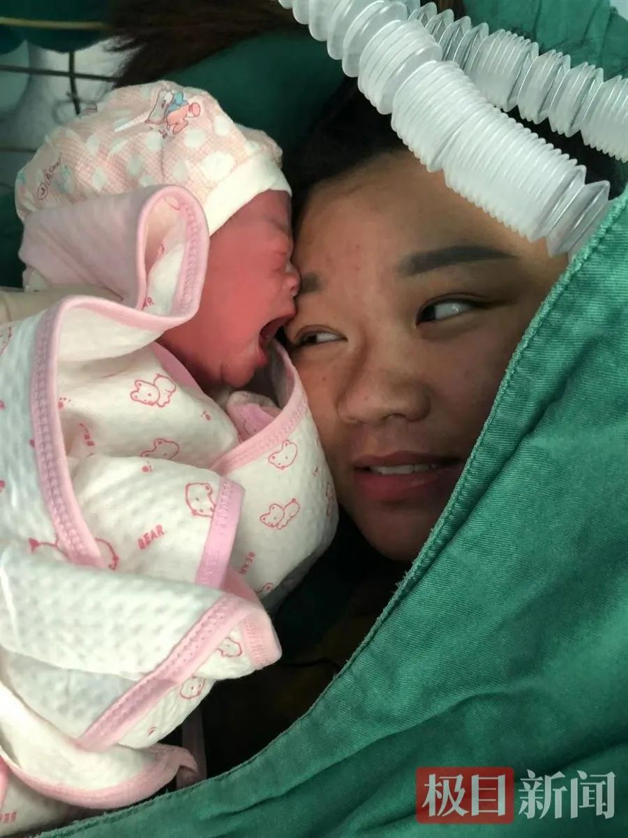 90后二孩妈妈自然受孕接近足月诞下三胞胎,爸爸说了3个字太真实