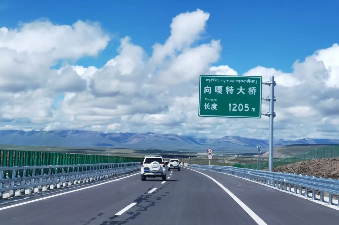 至此,全长295公里的g6京藏高速公路那曲至拉萨段(简称那拉高速)全线