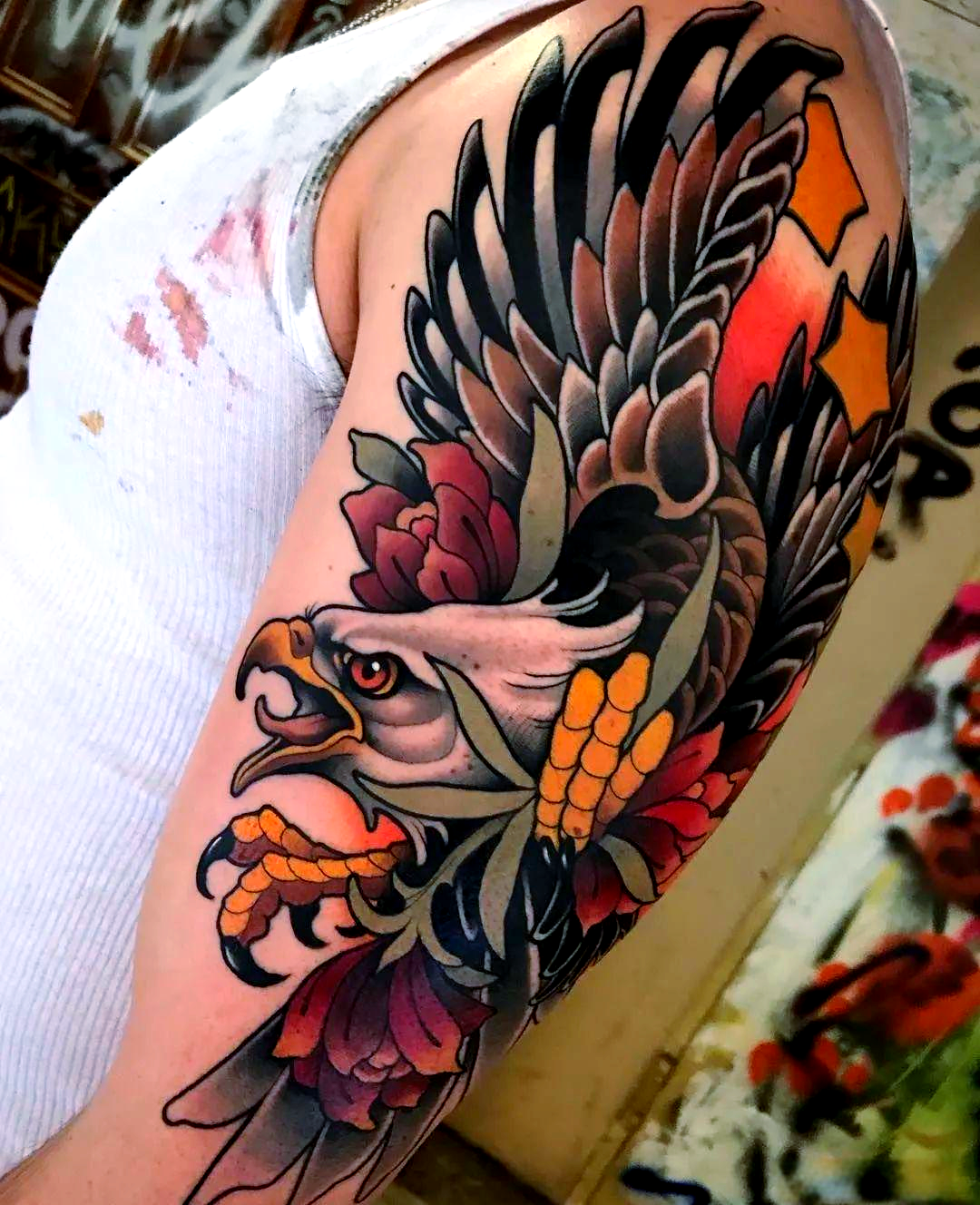 老鹰纹身的文化象征与自然法则解析