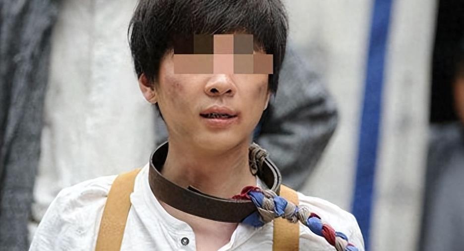 玩的这么花?女子跪地脱光带狗链,疑似拍摄色虐视频,必须严惩!