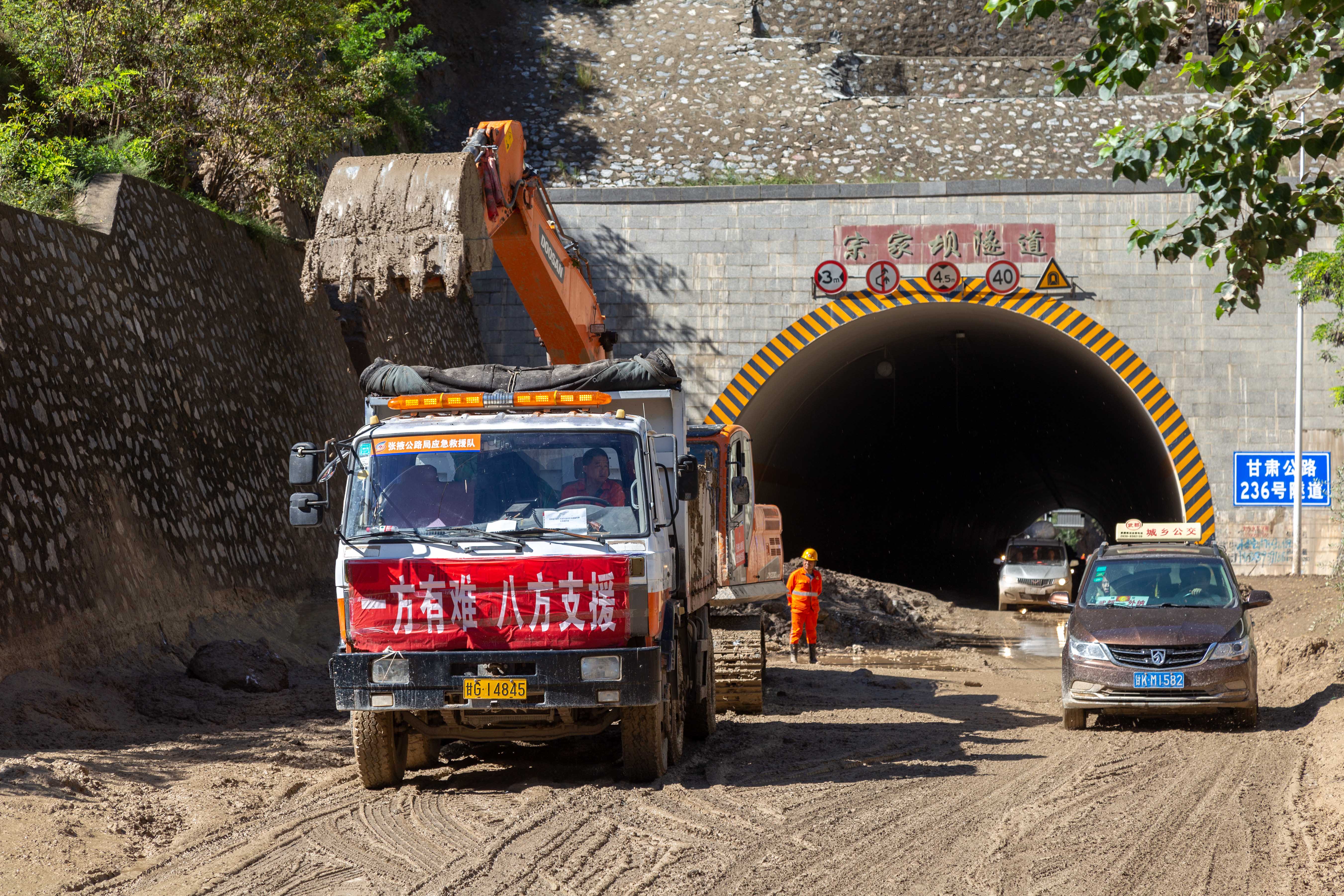 甘肃陇南:灾后隧道清淤保畅通