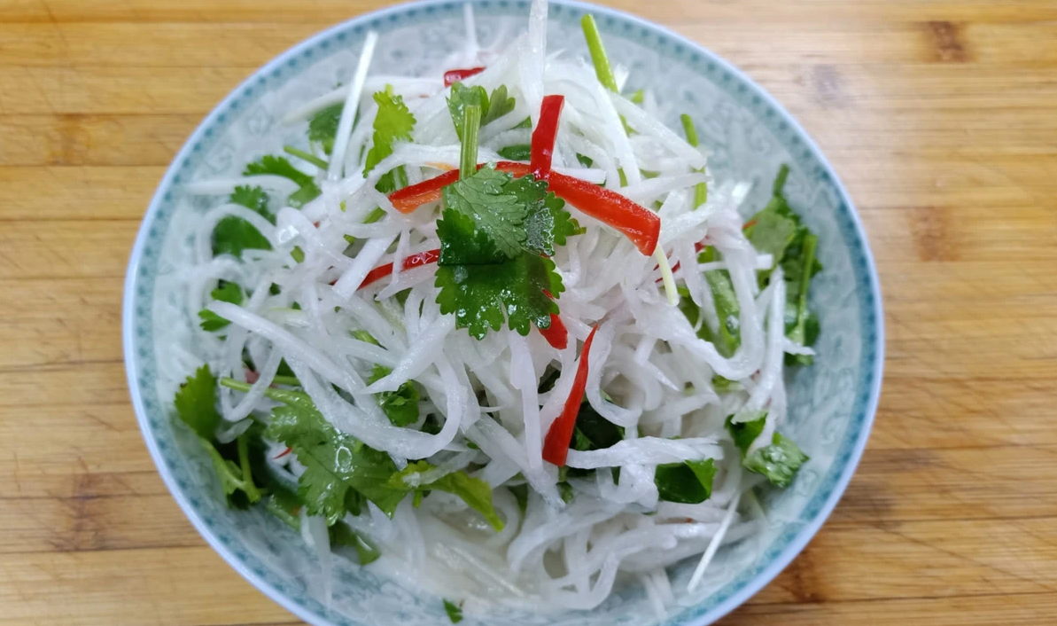 酸辣蘿蔔絲是一道簡單又非常美味的小菜,讓人一口接一口