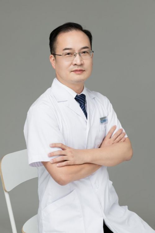 泉州眼科医生许建斌|既医病又医心 传递医者温暖仁心