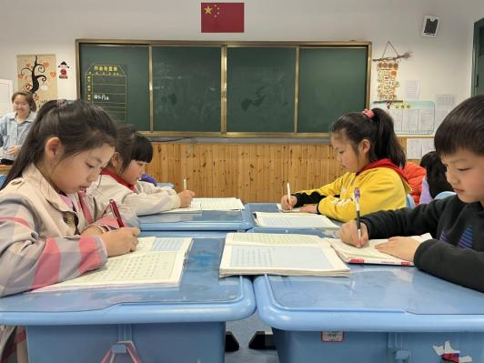 富阳施肩吾小学:书写行云流水,"双减"落地有声