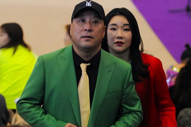 国羽功勋李永波:小6岁妻子风韵犹存,退役后陪他种榴莲