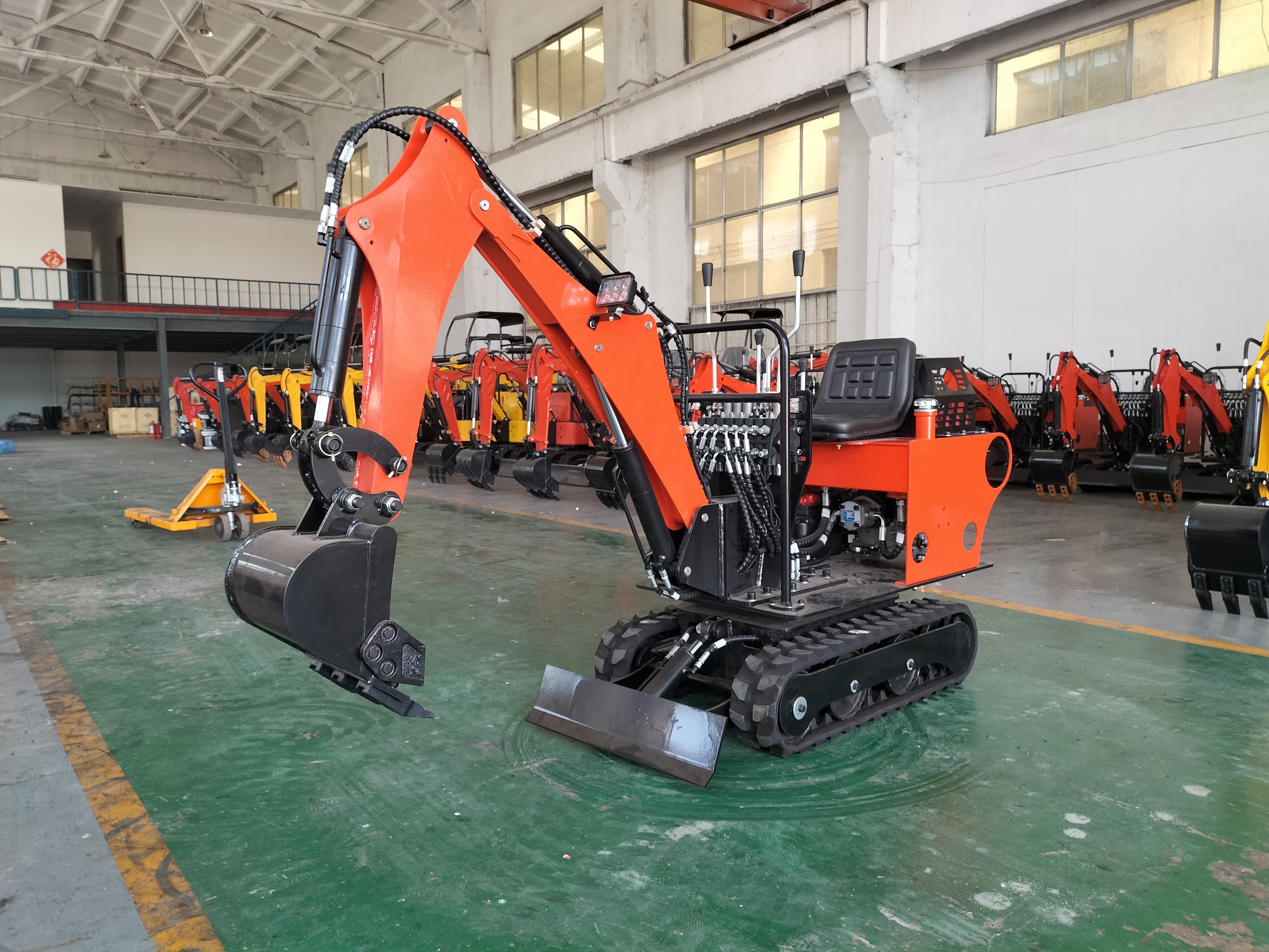 08型号农用小挖机,做工精良,一机可抵十人,省时省力效率高!