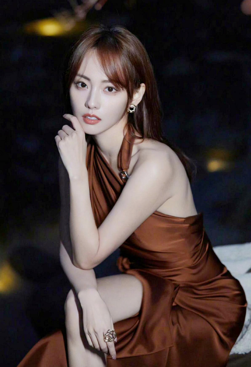 张嘉倪红裙大长腿