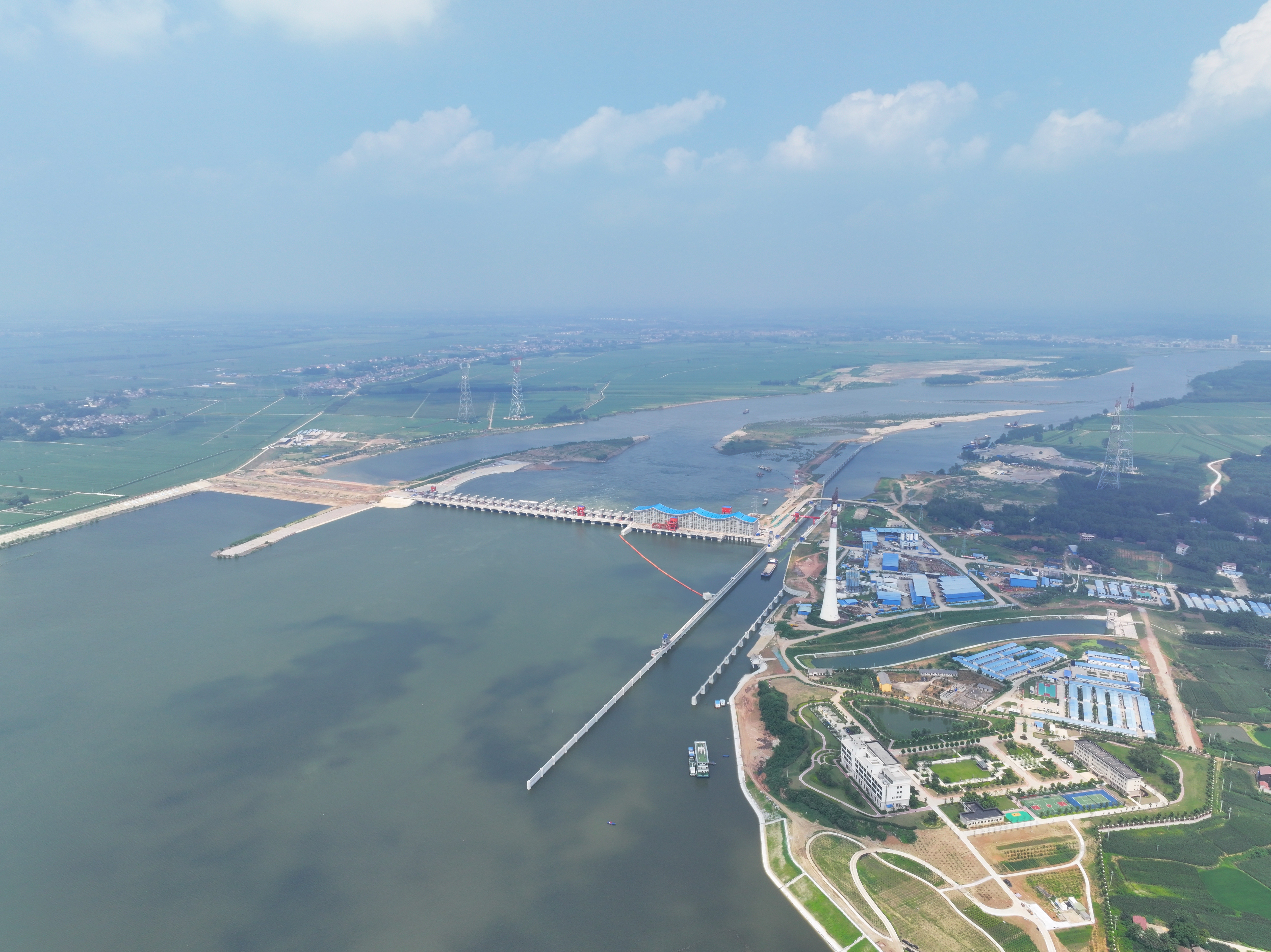 湖北碾盘山水利水电枢纽工程首台机组正式投产发电