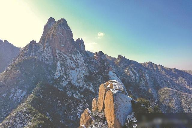 航拍雪后九华山后山景区