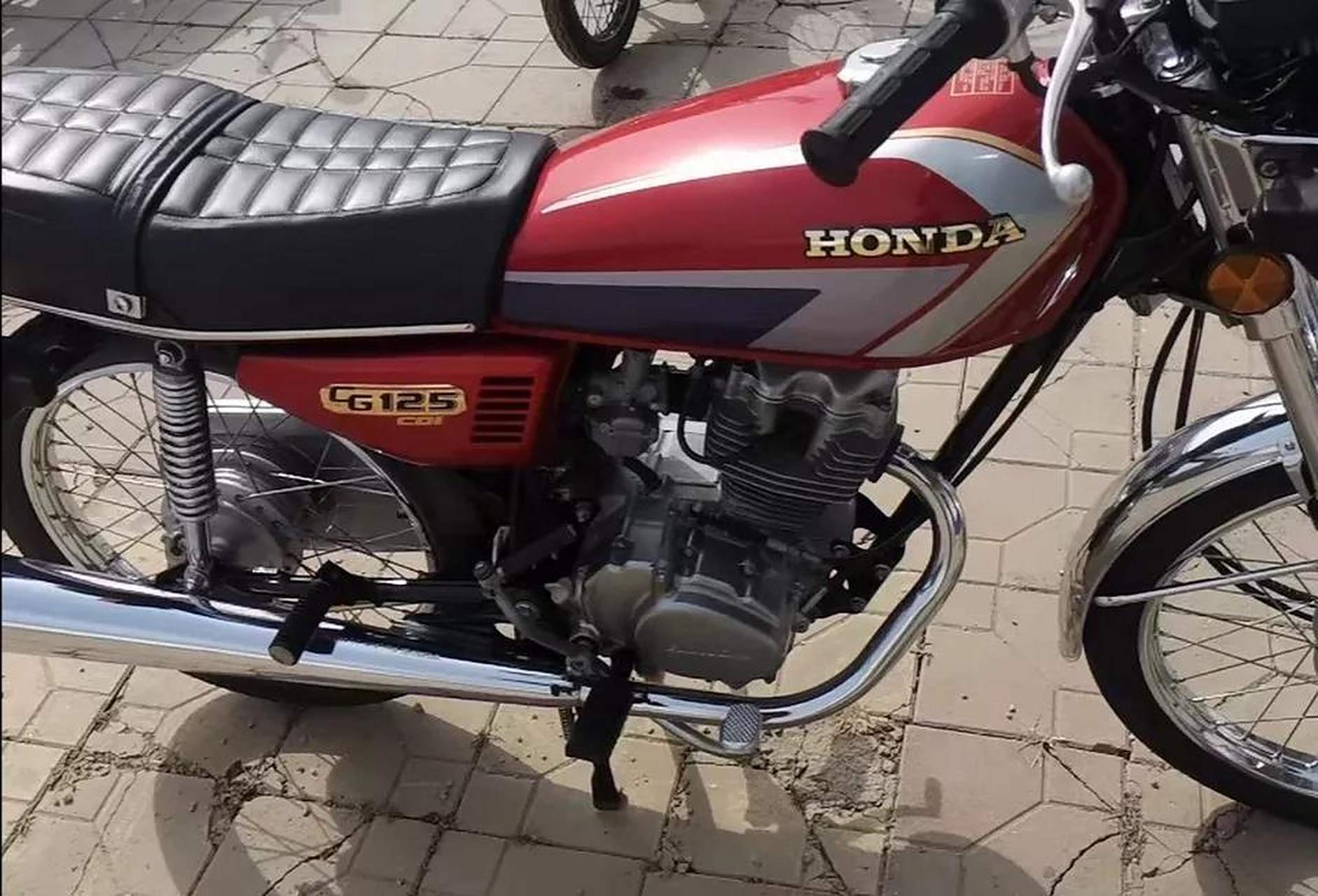 七爷说,这辆1993年本田cg125四代银猫需要10万,少一分都不干.