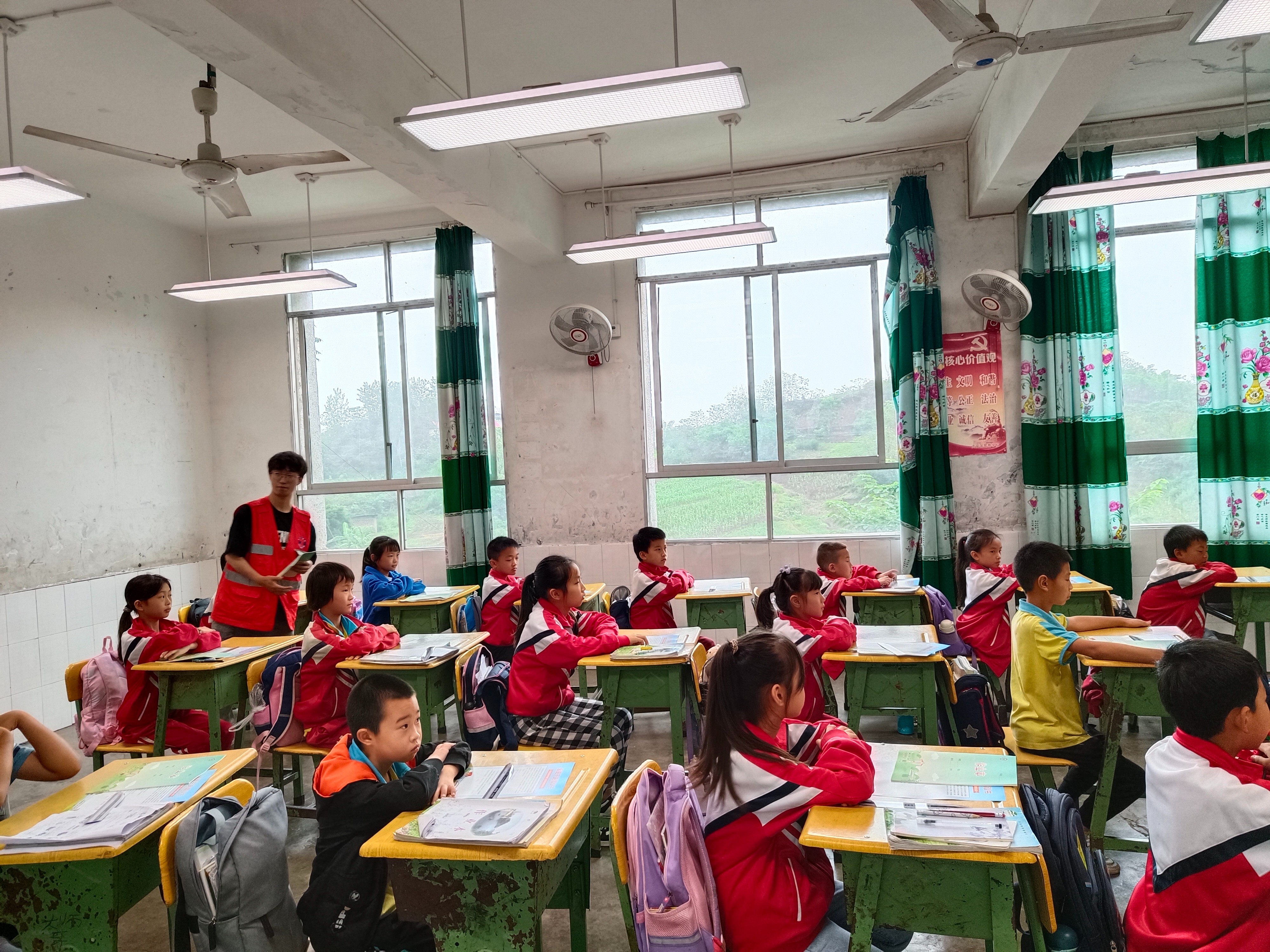 安全永远在"路"上 内江铁路办走进大安区鸳鸯学校宣传爱路护路知识